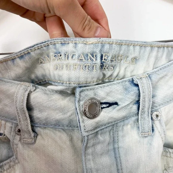 American Eagle Tomgirl Light Wash Distressed Ripped Straight Leg Jeans Size 4 - Picture 9 of 13